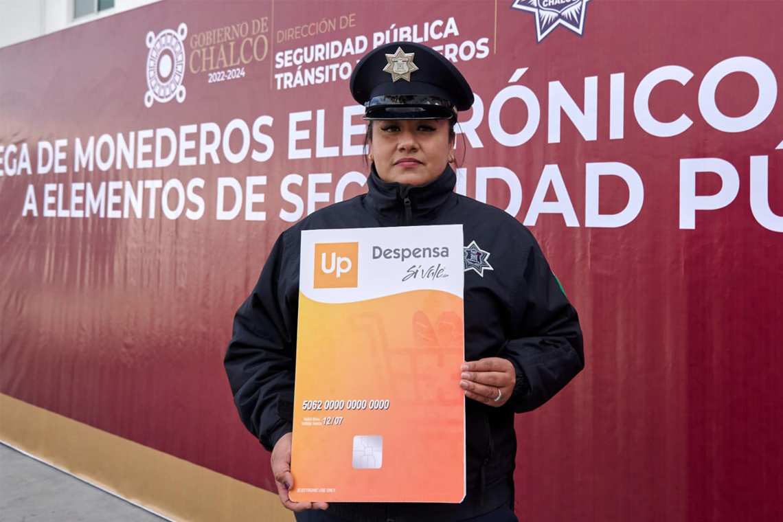 Boletín 250 .- Miguel Gutiérrez entrega monederos electrónicos y uniformes para la Policía Municipal